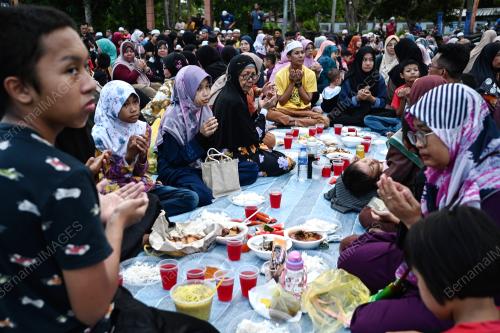 BERBUKA PUASA SEKAMPUNG