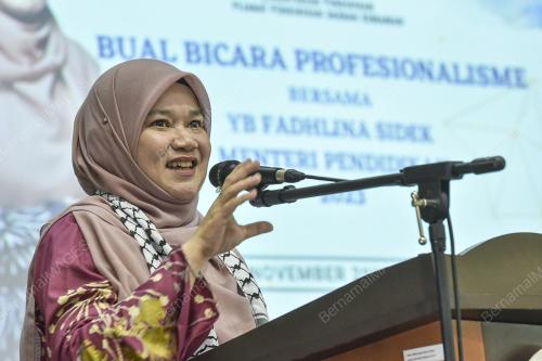 FADHLINA SIDEK