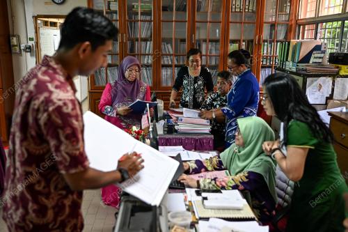 TINJAUAN PAKAIAN BATIK