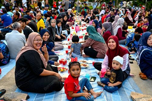 BERBUKA PUASA SEKAMPUNG