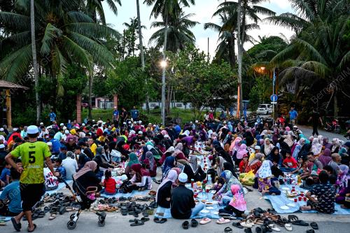 BERBUKA PUASA SEKAMPUNG