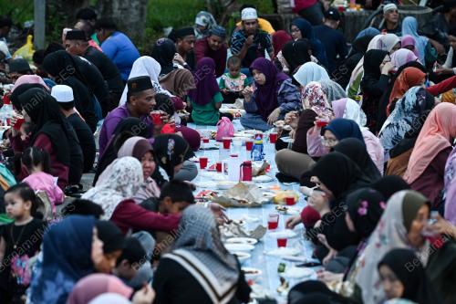 BERBUKA PUASA SEKAMPUNG