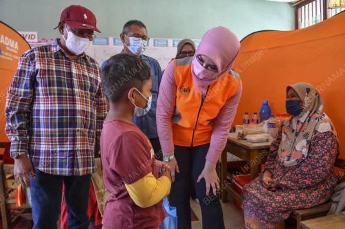 RINA HARUN MELAWAT PPS SK BUKIT MENTOK