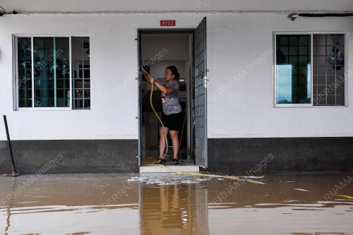 PENDUDUK DI KEMAMAN TELAH MEMULAKAN KERJA-KERJA PEMBERSIHAN