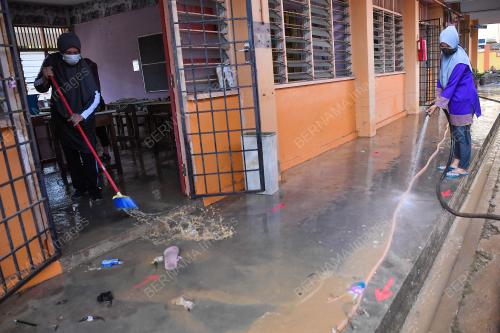 PENDUDUK DI KEMAMAN TELAH MEMULAKAN KERJA-KERJA PEMBERSIHAN