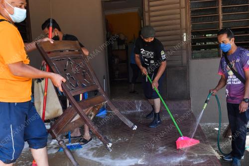 PENDUDUK DI KEMAMAN TELAH MEMULAKAN KERJA-KERJA PEMBERSIHAN