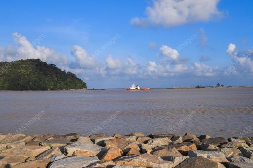 KEADAAN LAUT DI PESISIR PANTAI KEMAMAN TENANG & TIDAK BERGELORA
