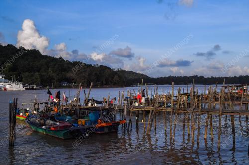 KEADAAN LAUT DI PESISIR PANTAI KEMAMAN TENANG & TIDAK BERGELORA