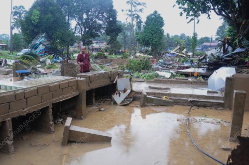RUMAH HANYUT BANJIR