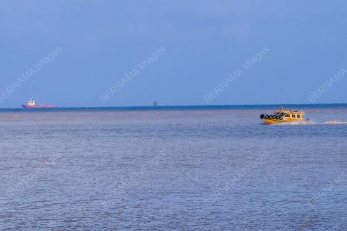 KEADAAN LAUT DI PESISIR PANTAI KEMAMAN TENANG & TIDAK BERGELORA