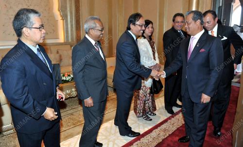 UAE01_07052002_MUHYIDDIN