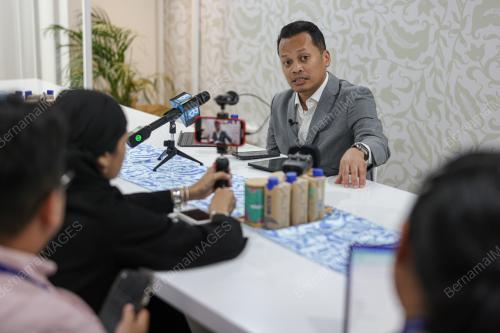 NIK NAZMI NIK AHMAD