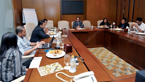 UAE02_06052002_SIDANG_AKHBAR_1