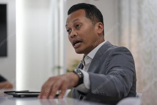 NIK NAZMI NIK AHMAD