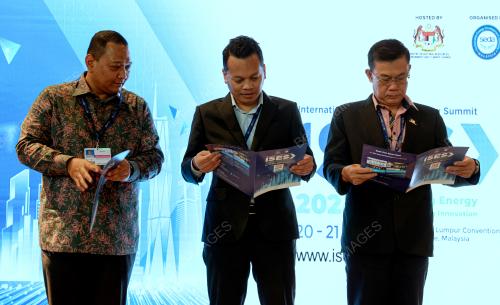 NIK NAZMI NIK AHMAD