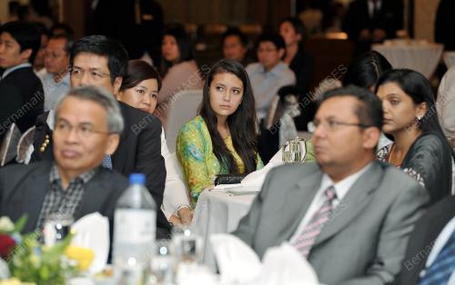 UAE06_08052002_MUHYIDDIN