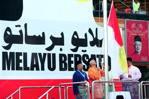 UMNO05_27112014_BENDERA