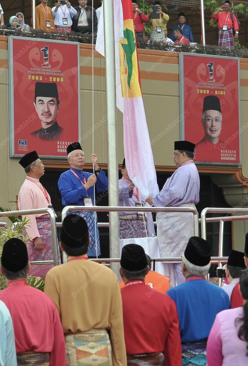 UMNO06_29112012_NAIK_BENDERA