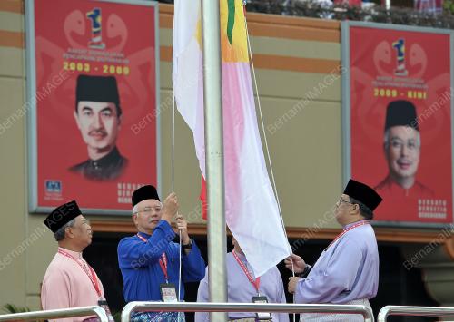 UMNO07_29112012_NAIK_BENDERA