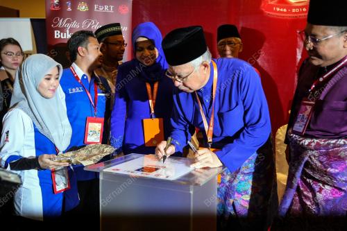 UMNO105_01122016_BUKU