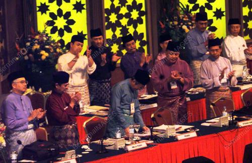 UMNO12-23_06_2001_OVATION_27012016