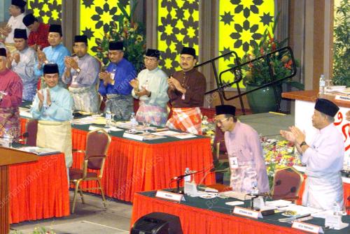 UMNO13-21_06_01_APPLAUSE_27012016