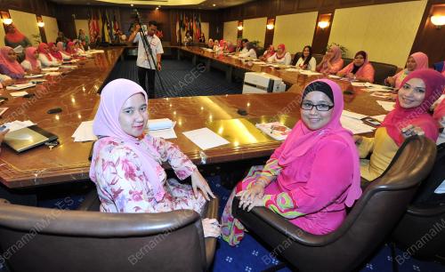 UMNO16_03122013_PUTERI