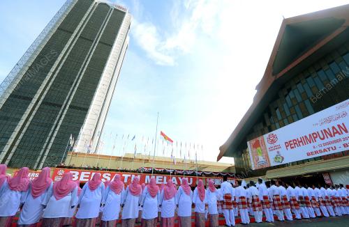 UMNO31_10122015_BENDERA