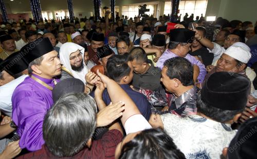UMNO36_06122013_SOLAT_JUMAAT