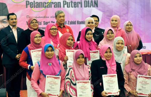 UMNO42_08122015_DIAN