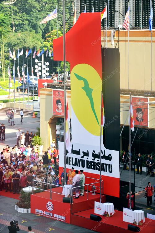 UMNO42_27112014_BENDERA