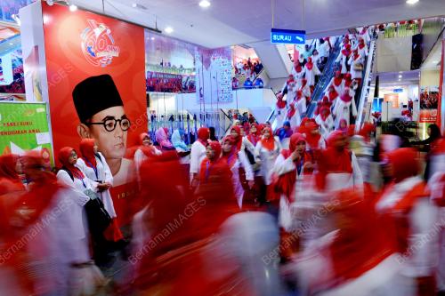 UMNO44_28112012_LOBI