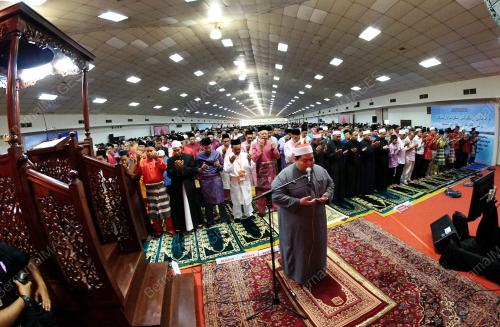 UMNO56_02122016_SOLAT_JUMAAT