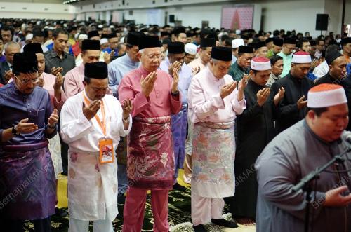UMNO57_02122016_SOLAT_JUMAAT