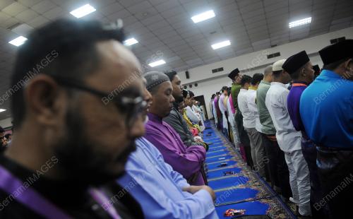 UMNO62_01122016_SOLAT