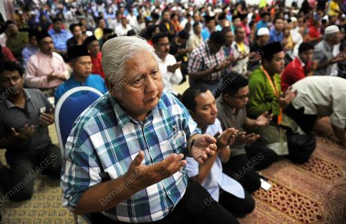 UMNO63_01122016_SOLAT