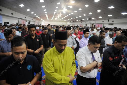 UMNO64_01122016_SOLAT