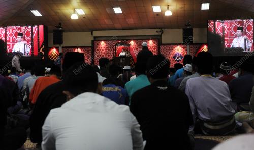 UMNO65_01122016_SOLAT