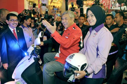 UMNO76_30112016_ZAHID_LAWAT