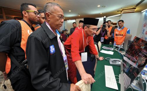 UMNO77_10122015_UMNO