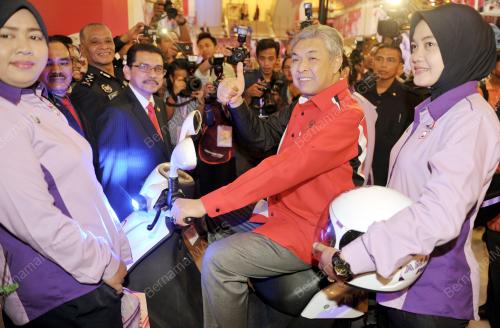 UMNO77_30112016_ZAHID_LAWAT