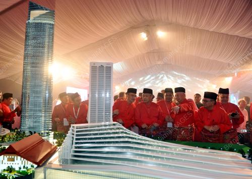 UMNO83_29112016_PECAH_TANAH