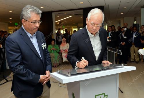 USA03_22092013_KHAZANAH_OFFICIATE