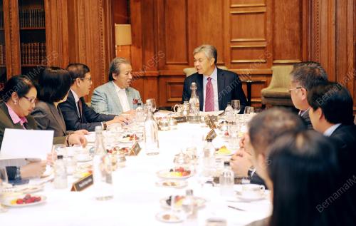 USA05_23082016_MEETING