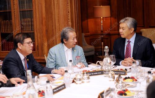 USA06_23082016_MEETING
