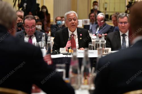 DATUK SERI ISMAIL SABRI YAAKOB