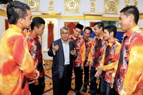 VET01_28102014_MAKAN_MALAM