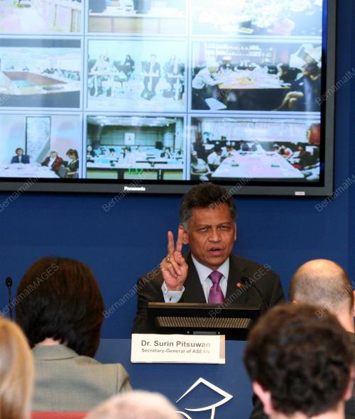 VNM01_261010_ASEAN_SUMMIT