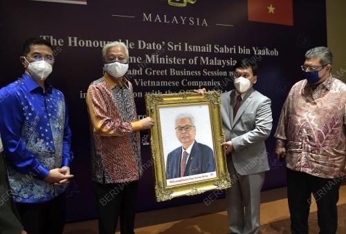 DATUK SERI ISMAIL SABRI YAAKOB