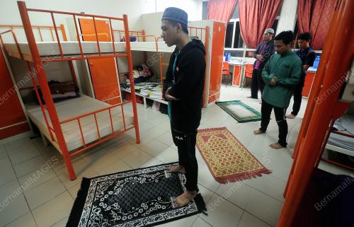 PELAJAR UITM TARAWIH DI ASRAMA